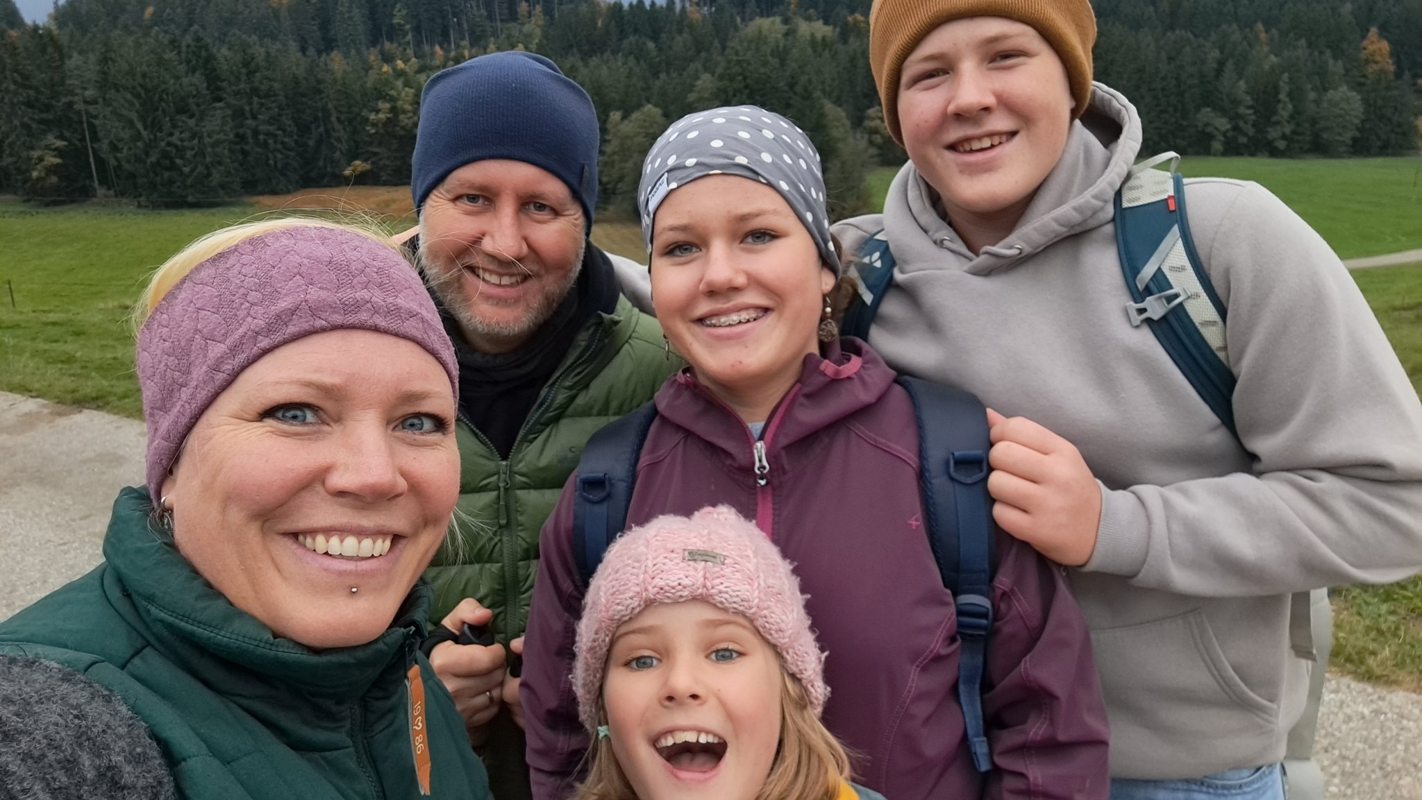 Ehefrau Kathrin und die Kinder Soraya, Samuela und Sion freuen sich, über gemeinsame Zeit mit Erasmus. 