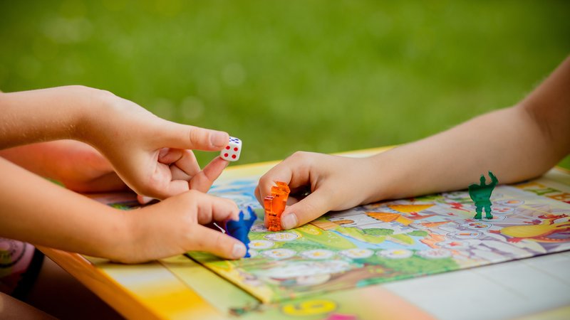 Kinder spielen im Garten gemeinsam ein Spiel. | Bild: stock.adobe.com/Yulia Kinder spielen im Garten gemeinsam ein Spiel.