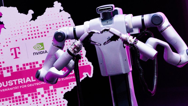 Ein Roboter steht auf der Bühne bei der Vorstellung einer neuen KI-Fabrik von Telekom und Nvidia. | Bild: picture alliance/dpa | Carsten Koall Ein Roboter steht auf der Bühne bei der Vorstellung einer neuen KI-Fabrik von Telekom und Nvidia.
