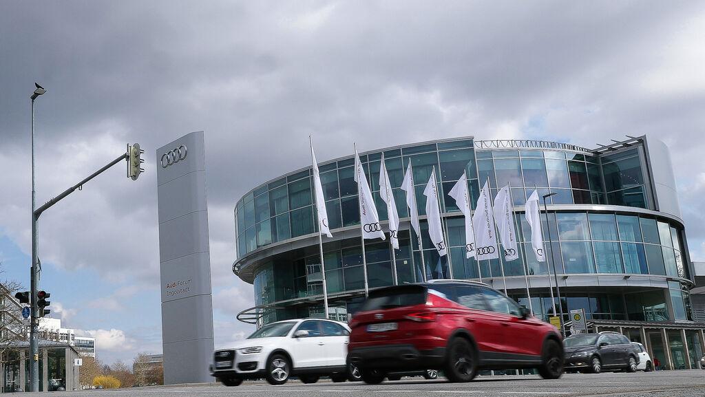 17.03.2025, Bayern, Ingolstadt: Dunkle Wolken sind über dem Audi-Forum zu sehen. Der Autobauer Audi streicht bis Ende 2029 insgesamt 7.500 Arbeitsplätze in Deutschland. Unternehmen und Betriebsrat haben dazu eine Vereinbarung geschlossen, die unter anderem den Verzicht auf betriebsbedingte Kündigungen vorsieht, wie beide Seiten mitteilten. (zu dpa: «Audi baut 7.500 Jobs ab») Foto: Daniel Löb/dpa +++ dpa-Bildfunk +++