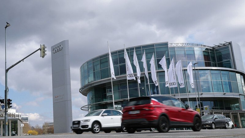 17.03.2025, Bayern, Ingolstadt: Dunkle Wolken sind über dem Audi-Forum zu sehen. Der Autobauer Audi streicht bis Ende 2029 insgesamt 7.500 Arbeitsplätze in Deutschland. Unternehmen und Betriebsrat haben dazu eine Vereinbarung geschlossen, die unter anderem den Verzicht auf betriebsbedingte Kündigungen vorsieht, wie beide Seiten mitteilten. (zu dpa: «Audi baut 7.500 Jobs ab») Foto: Daniel Löb/dpa +++ dpa-Bildfunk +++ | Bild: dpa-Bildfunk/Daniel Löb 17.03.2025, Bayern, Ingolstadt: Dunkle Wolken sind über dem Audi-Forum zu sehen. Der Autobauer Audi streicht bis Ende 2029 insgesamt 7.500 Arbeitsplätze in Deutschland. Unternehmen und Betriebsrat haben dazu eine Vereinbarung geschlossen, die unter anderem den Verzicht auf betriebsbedingte Kündigungen vorsieht, wie beide Seiten mitteilten. (zu dpa: «Audi baut 7.500 Jobs ab») Foto: Daniel Löb/dpa +++ dpa-Bildfunk +++