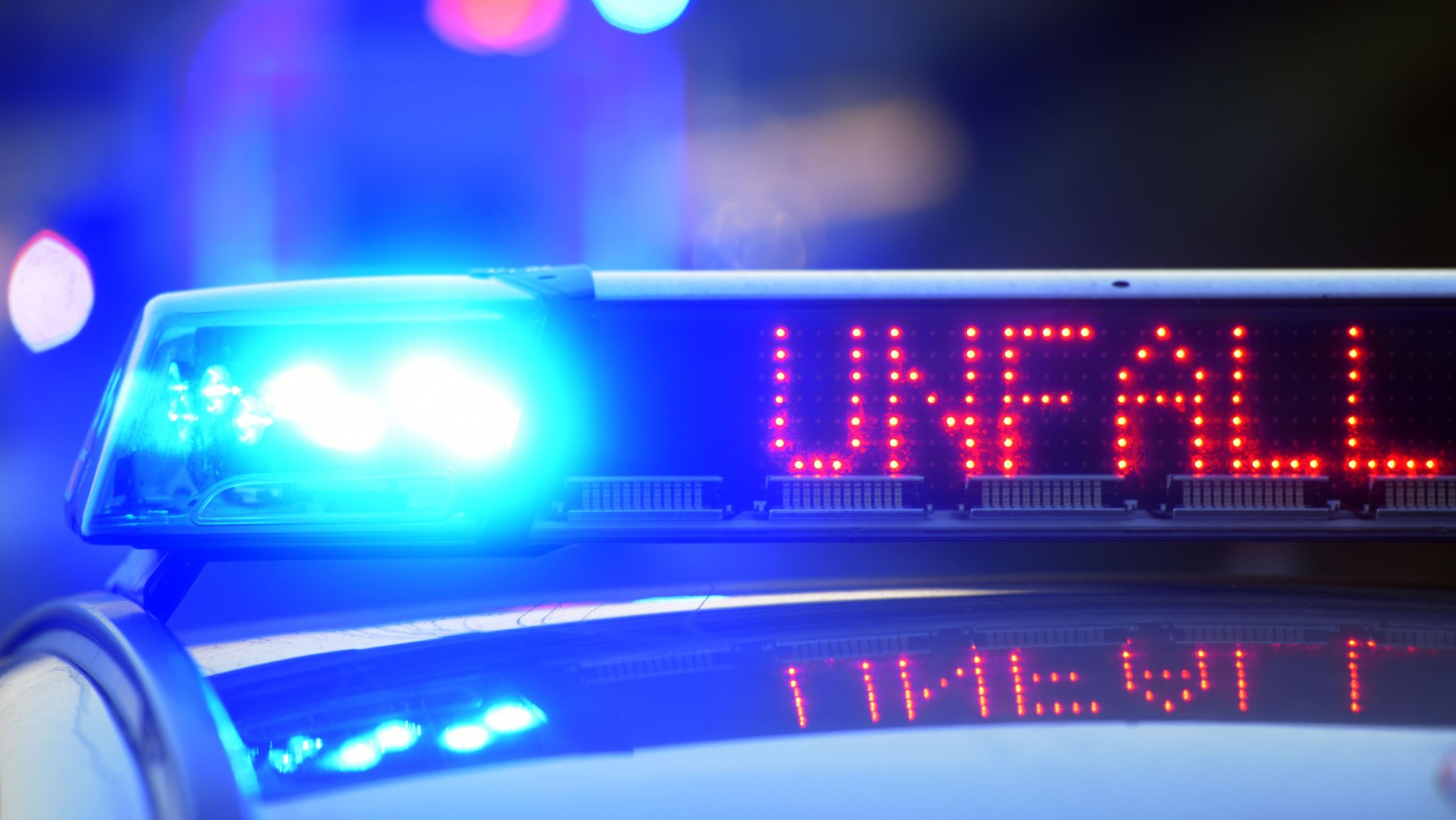 (Symbolbild) Blaulicht, ein Schild auf einem Polizeiauto zeigt "Unfall" an | Bild: dpa-Bildfunk/Stefan Puchner (Symbolbild) Blaulicht, ein Schild auf einem Polizeiauto zeigt "Unfall" an