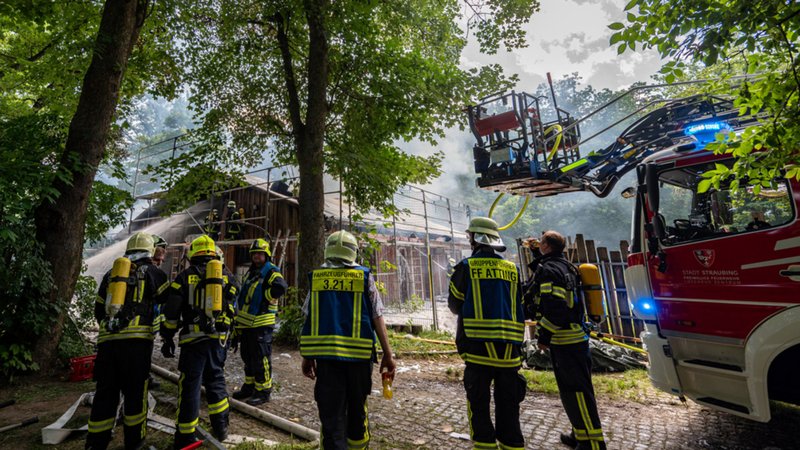 Die Feuerwehr bei Löscharbeiten im Tiergarten Straubing
