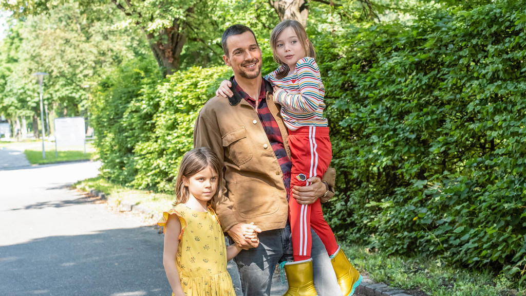 Der Sohn an seiner Hand wäre lieber ein Mädchen: Florian David Fitz (Mitte) als Vater vor Herausforderungen in "Oskars Kleid" (2022).