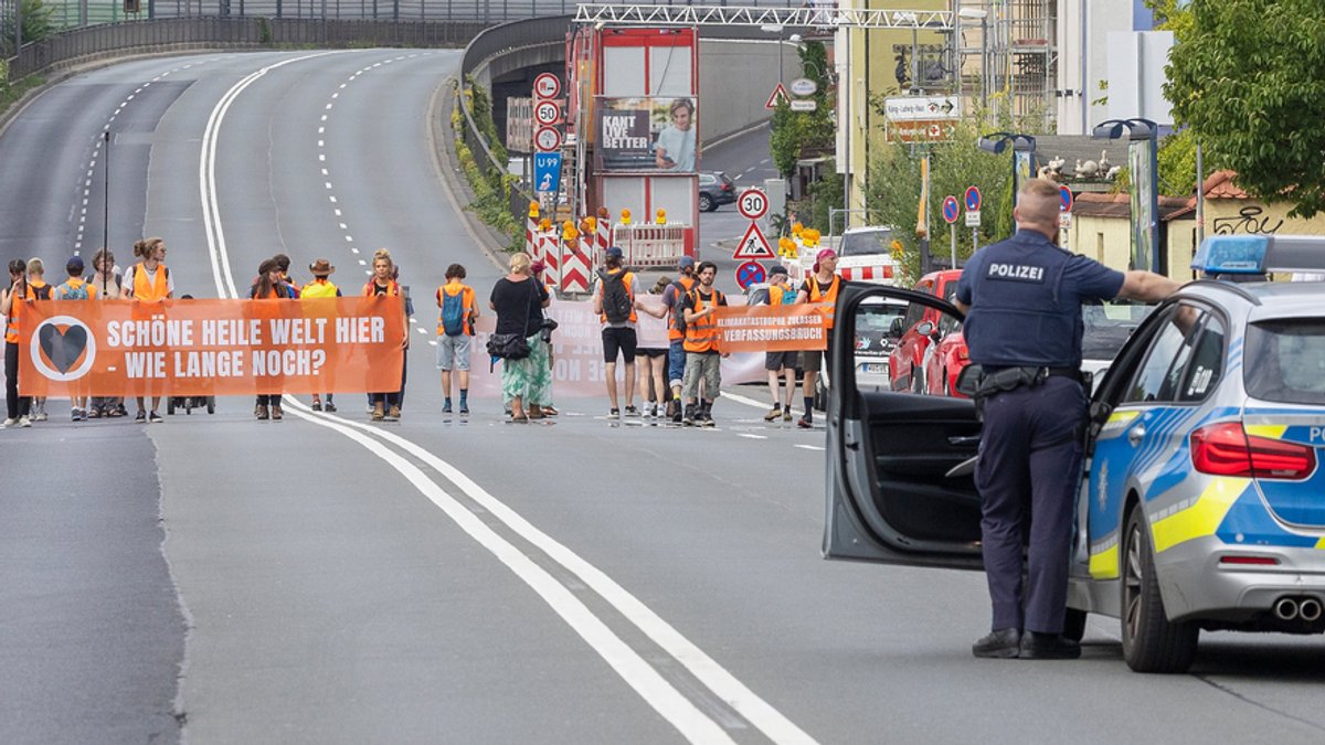 Die Münchner Polizei hat am Donnerstagmorgen gegen drei Klimaaktivisten einen längerfristigen Präventivgewahrsam angeordnet. Die erforderliche richterliche Bestätigung der Maßnahme scheiterte an internen Zuständigkeitsstreitigkeiten des Münchner Amtsgerichts.