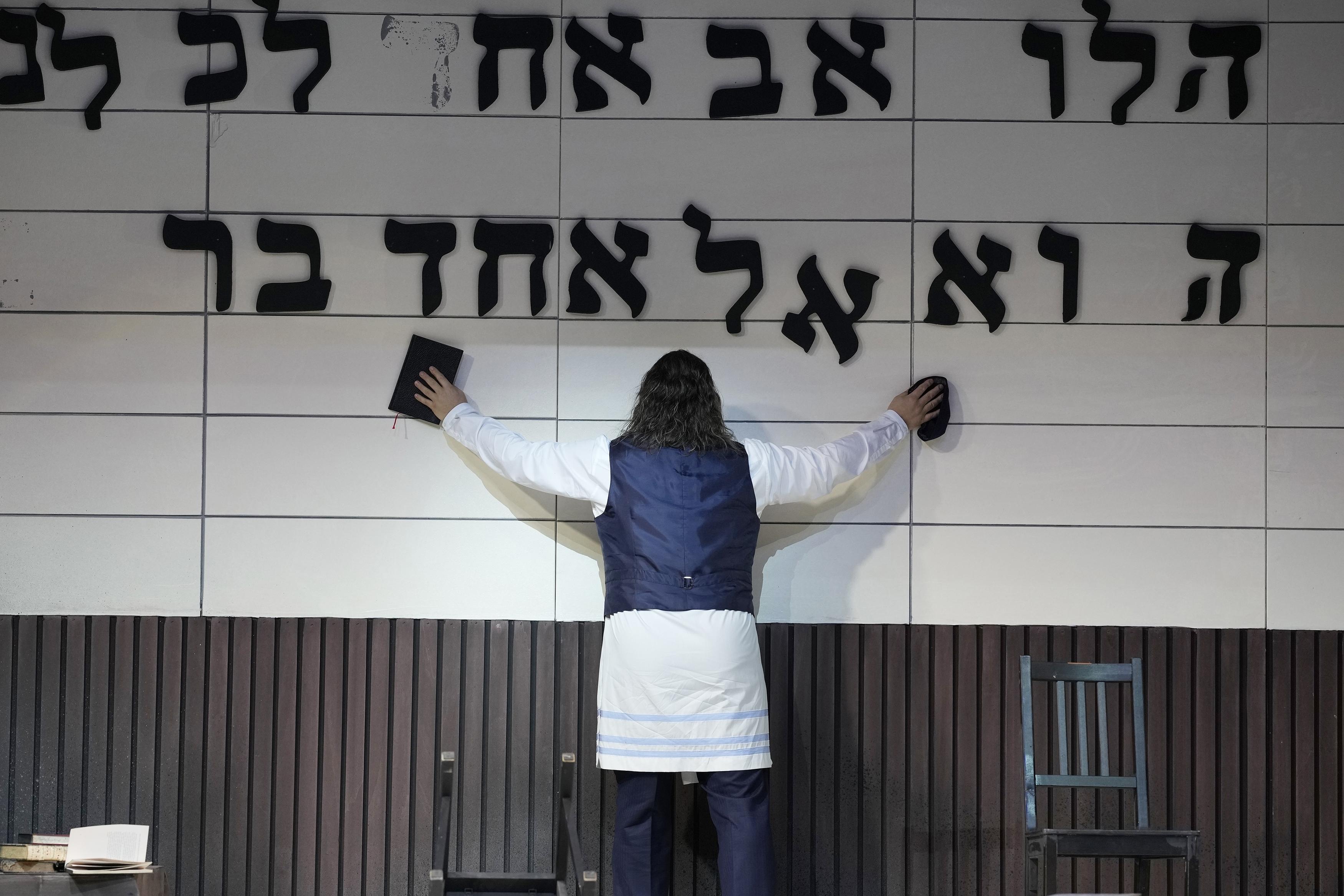 Der Sänger vor einer Wand mit hebräischen Buchstaben