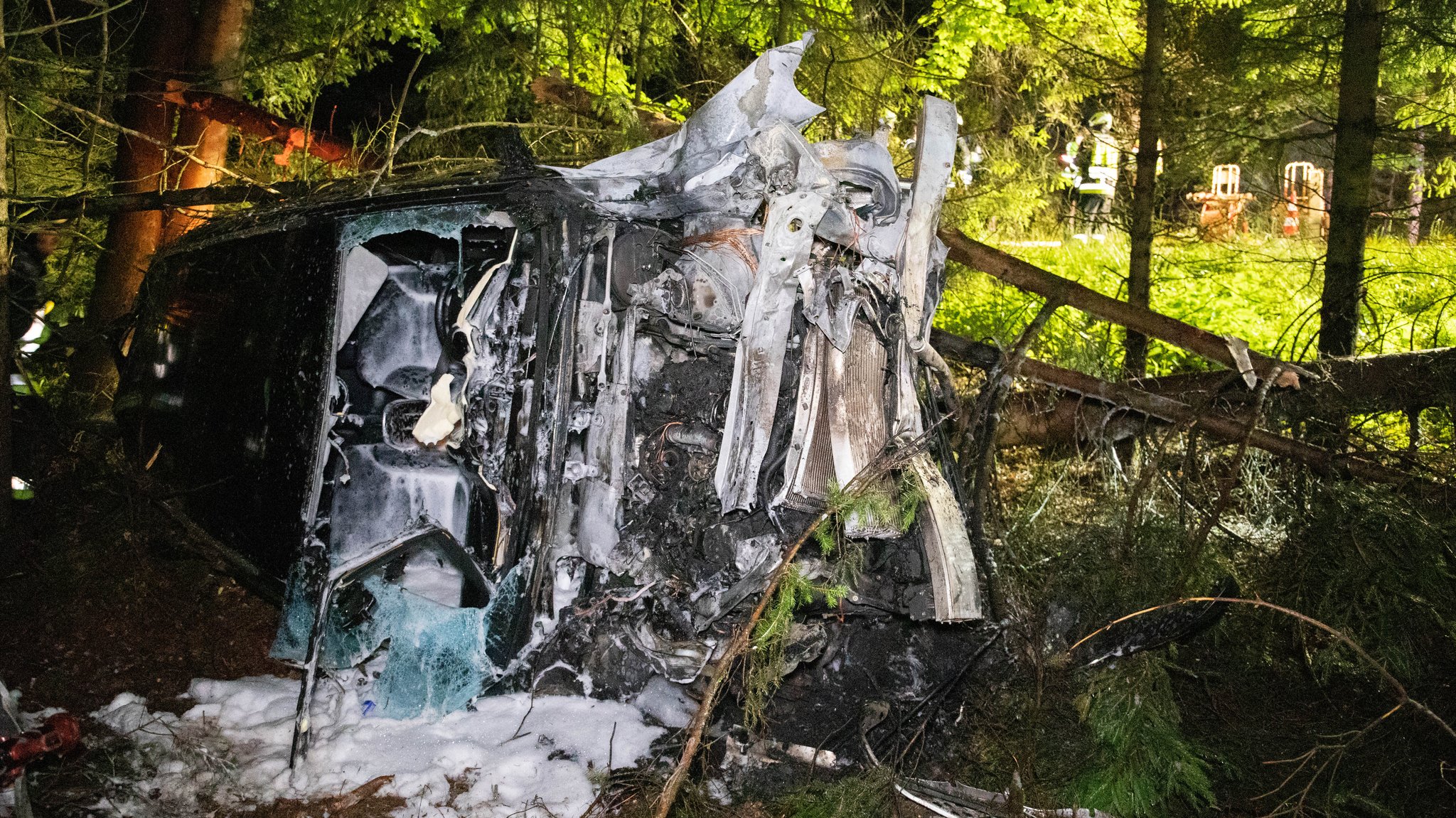 Reh ausgewichen: Ersthelfer holen Fahrer aus brennendem Auto