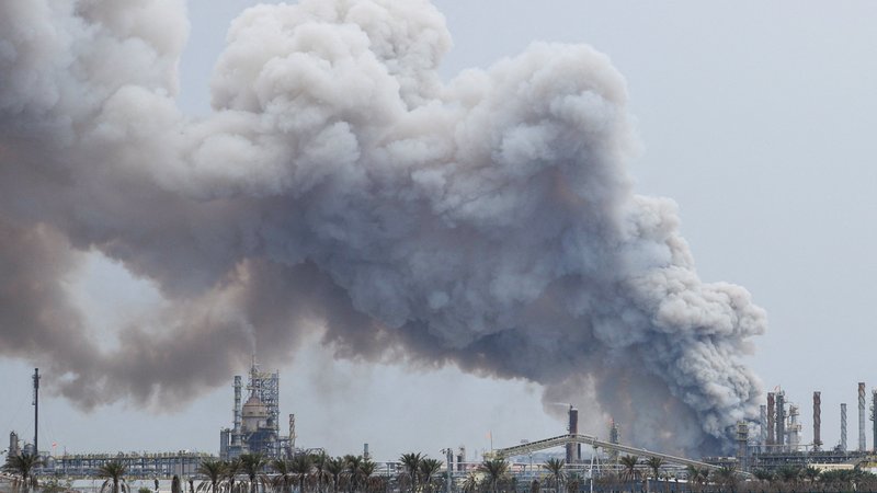 Rauch steigt nach einem Angriff auf die Bapco-Ölraffinerie auf, inmitten des Konflikts zwischen den USA, Israel und dem Iran, auf der Insel Sitra in Bahrain, 9. März 2026. | Bild: Reuters/Stringer Rauch steigt nach einem Angriff auf die Bapco-Ölraffinerie auf, inmitten des Konflikts zwischen den USA, Israel und dem Iran, auf der Insel Sitra in Bahrain, 9. März 2026.