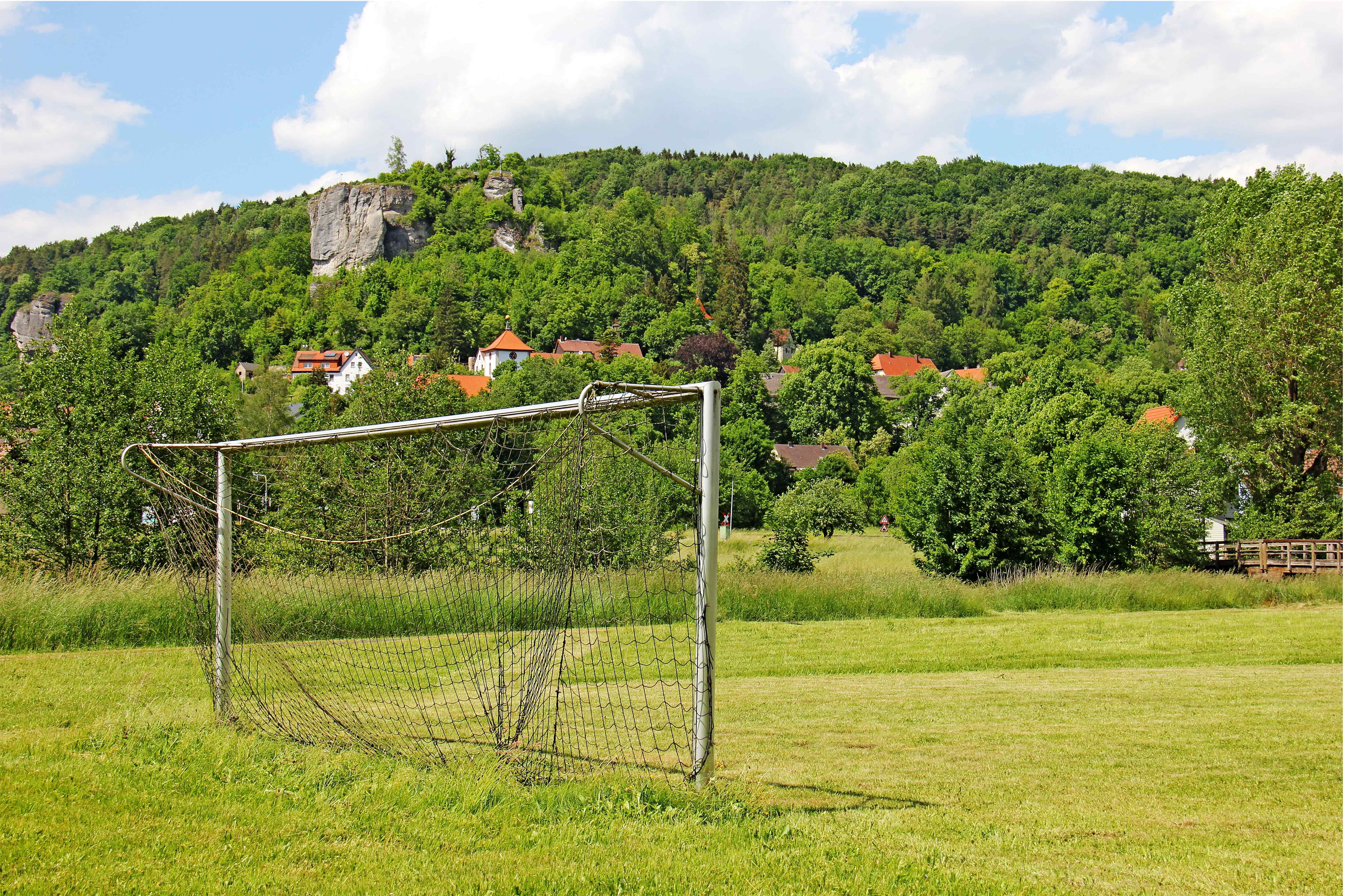 Ein Tor steht auf einem Fußballplatz in der Fränkischen Schweiz. 