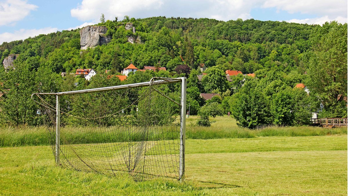 Ein Tor steht auf einem Fußballplatz in der Fränkischen Schweiz. 