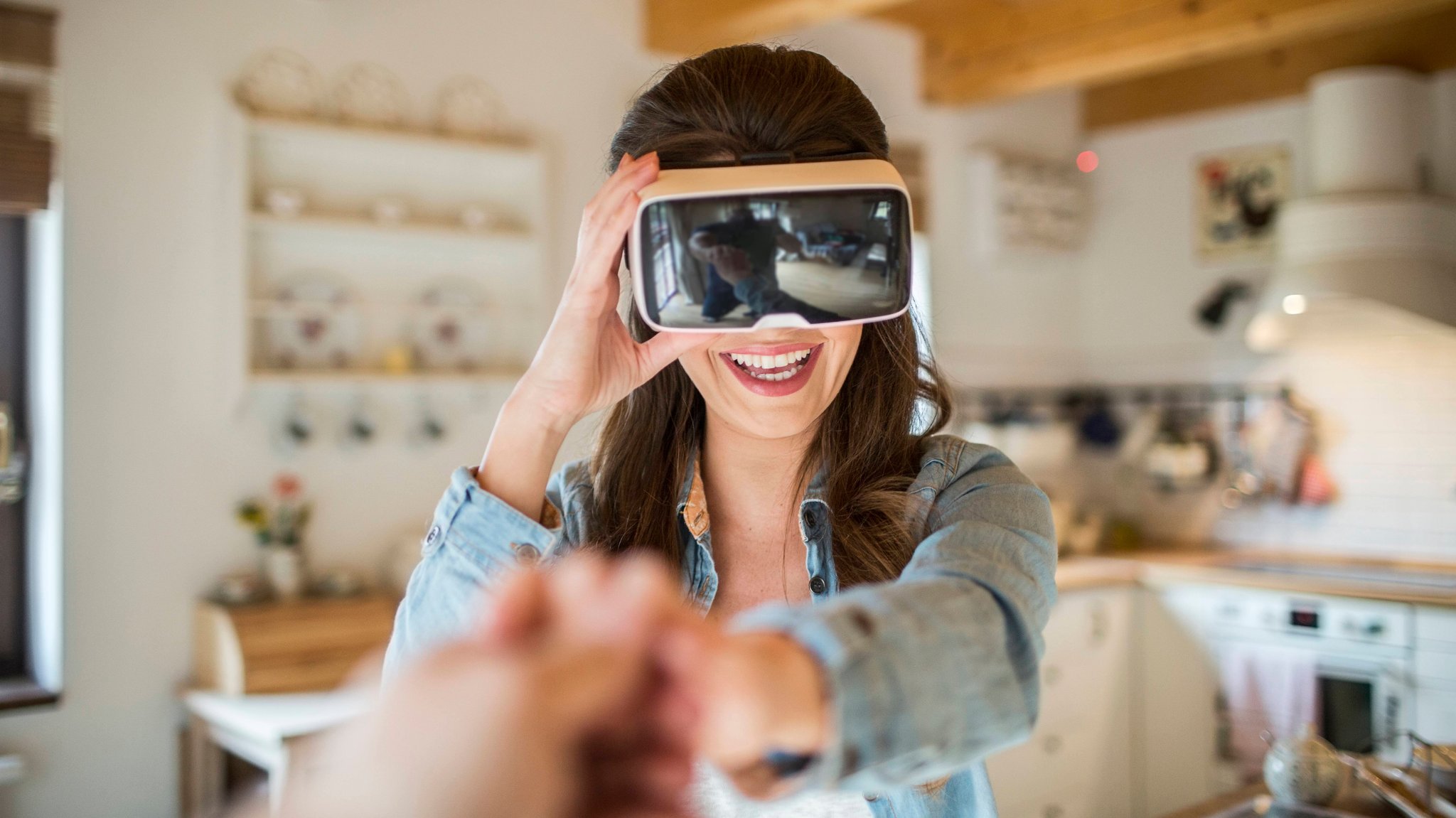 Frau mit einer VR-Brille.