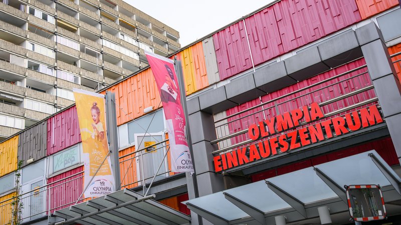 Am Münchner Olympia-Einkaufszentrum (OEZ) ist es am Nachmittag laut Polizei zu einem größeren Einsatz gekommen. | Bild: picture alliance / SZ Photo | Alessandra Schellnegger Am Münchner Olympia-Einkaufszentrum (OEZ) ist es am Nachmittag laut Polizei zu einem größeren Einsatz gekommen.