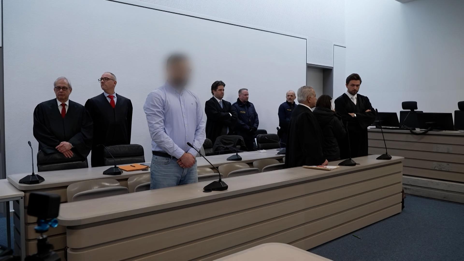 Die Angeklagten und deren Anwälte im Ingolstädter Landgericht.