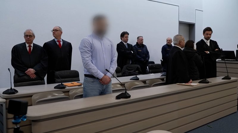 Die Angeklagten und deren Anwälte im Ingolstädter Landgericht. | Bild: BR Die Angeklagten und deren Anwälte im Ingolstädter Landgericht.