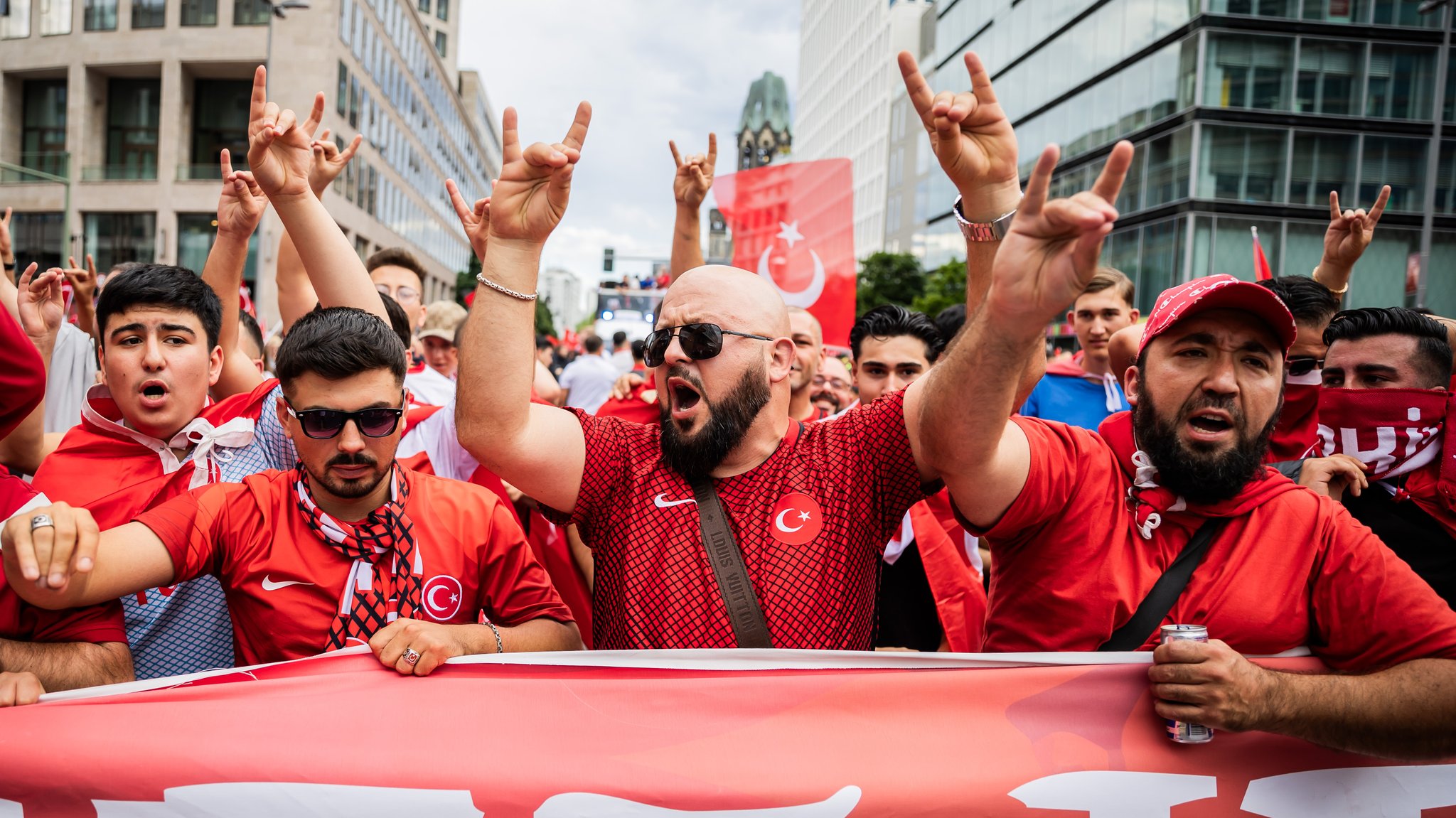 Polizei beendet türkischen Fanmarsch wegen Wolfsgruß