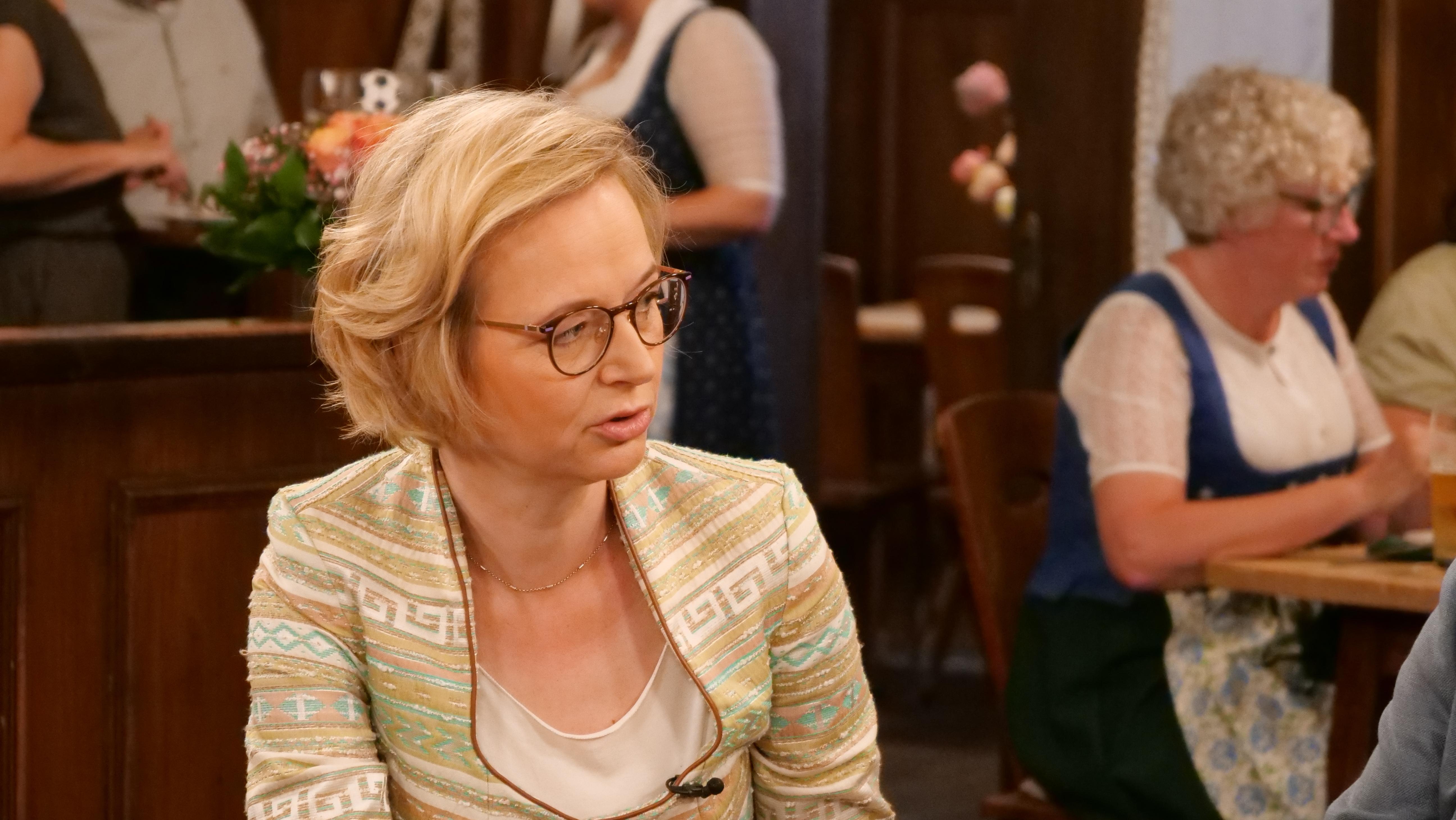 Katja Wolf hat sich am „Sonntags-Stammtisch“ von ihrer eigenen Parteichefin teilweise distanziert. Wagenknechts Fernbleiben von der Rede des ukrainischen Präsidenten Selenskyj im Bundestag habe sie „auch nicht glücklich“ gefunden.