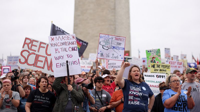 Teilnehmer einer Anti-Trump Demo in Washington | Bild: Reuters Teilnehmer einer Anti-Trump Demo in Washington