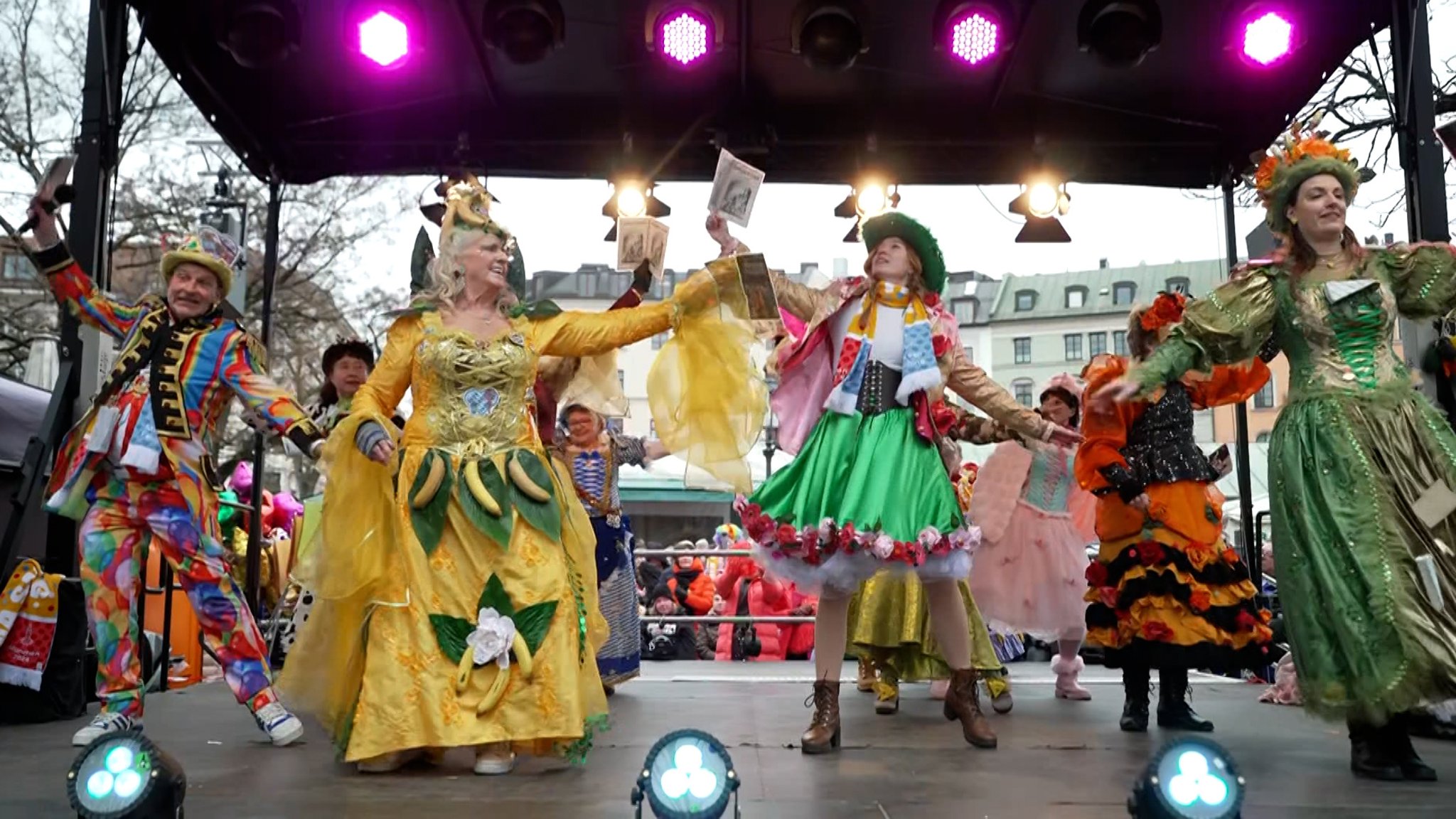 Tanzende Marktfrauen in bunten Kostümen auf der Bühne | Bild: BR Tanzende Marktfrauen in bunten Kostümen auf der Bühne