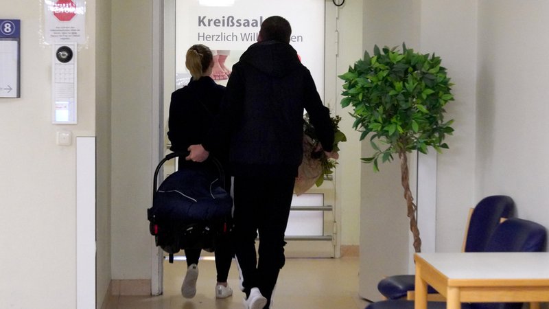 (Symbolbild) Paar verlässt den Kreissaal. | Bild: dpa-Bildfunk/Marcus Brandt (Symbolbild) Paar verlässt den Kreissaal.