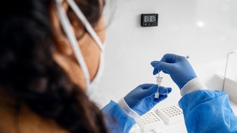 Eine Labormitarbeiterin mit einer Probe in der Hand | Bild: picture alliance/Chromeorange/Michael Bihlmayer Eine Labormitarbeiterin mit einer Probe in der Hand