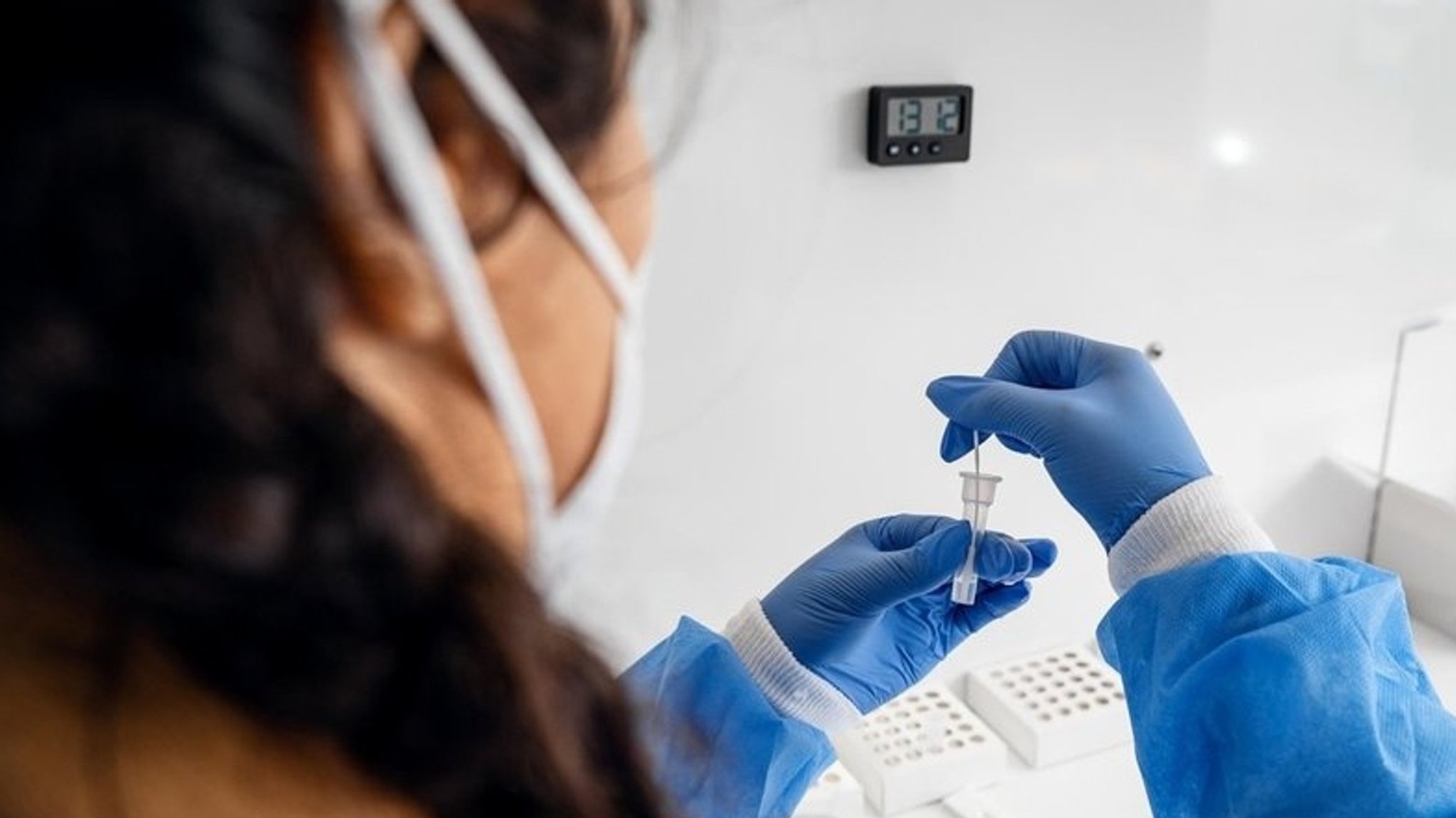 Eine Labormitarbeiterin mit einer Probe in der Hand | Bild: picture alliance/Chromeorange/Michael Bihlmayer Eine Labormitarbeiterin mit einer Probe in der Hand