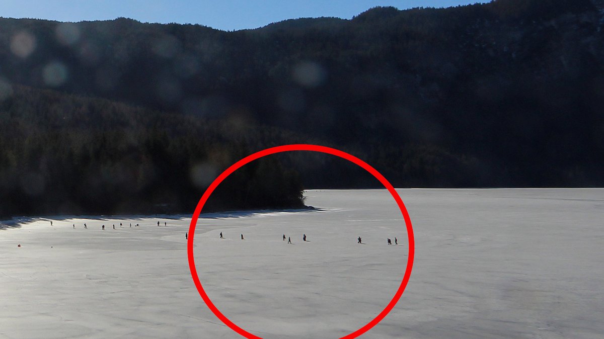 Eine Webcam hält den Moment kurz vorm Einbruch fest.  Die Gruppe bewegt sich immer weiter in den See hinein. 