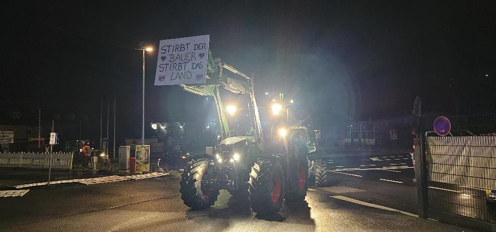 Landwirte aus dem Landkreis Passau demonstrieren mit ihren Traktoren gegen die geplanten Sparmaßnahmen der Bundesregierung