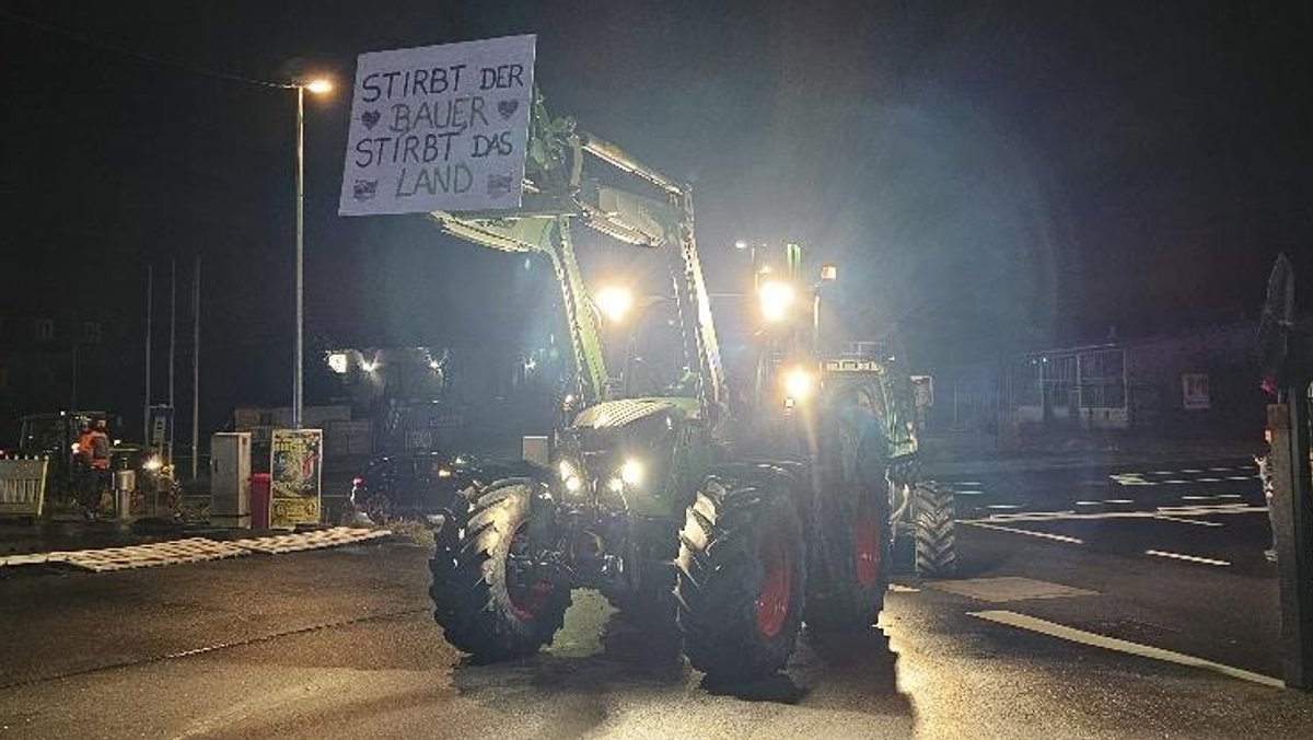 Landwirte aus dem Landkreis Passau demonstrieren mit ihren Traktoren gegen die geplanten Sparmaßnahmen der Bundesregierung