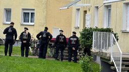 Polizisten stehen an einem Einsatzort, der möglichwerweise im Zusammenhang mit der Attacke in Wolmirstedt steht. | Bild:picture alliance/dpa | Thomas Schulz