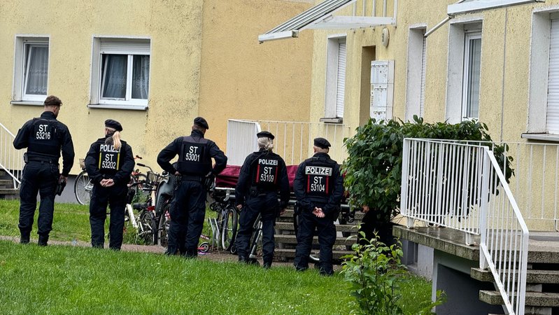 Polizisten stehen an einem Einsatzort, der möglichwerweise im Zusammenhang mit der Attacke in Wolmirstedt steht. | Bild: picture alliance/dpa | Thomas Schulz Polizisten stehen an einem Einsatzort, der möglichwerweise im Zusammenhang mit der Attacke in Wolmirstedt steht.