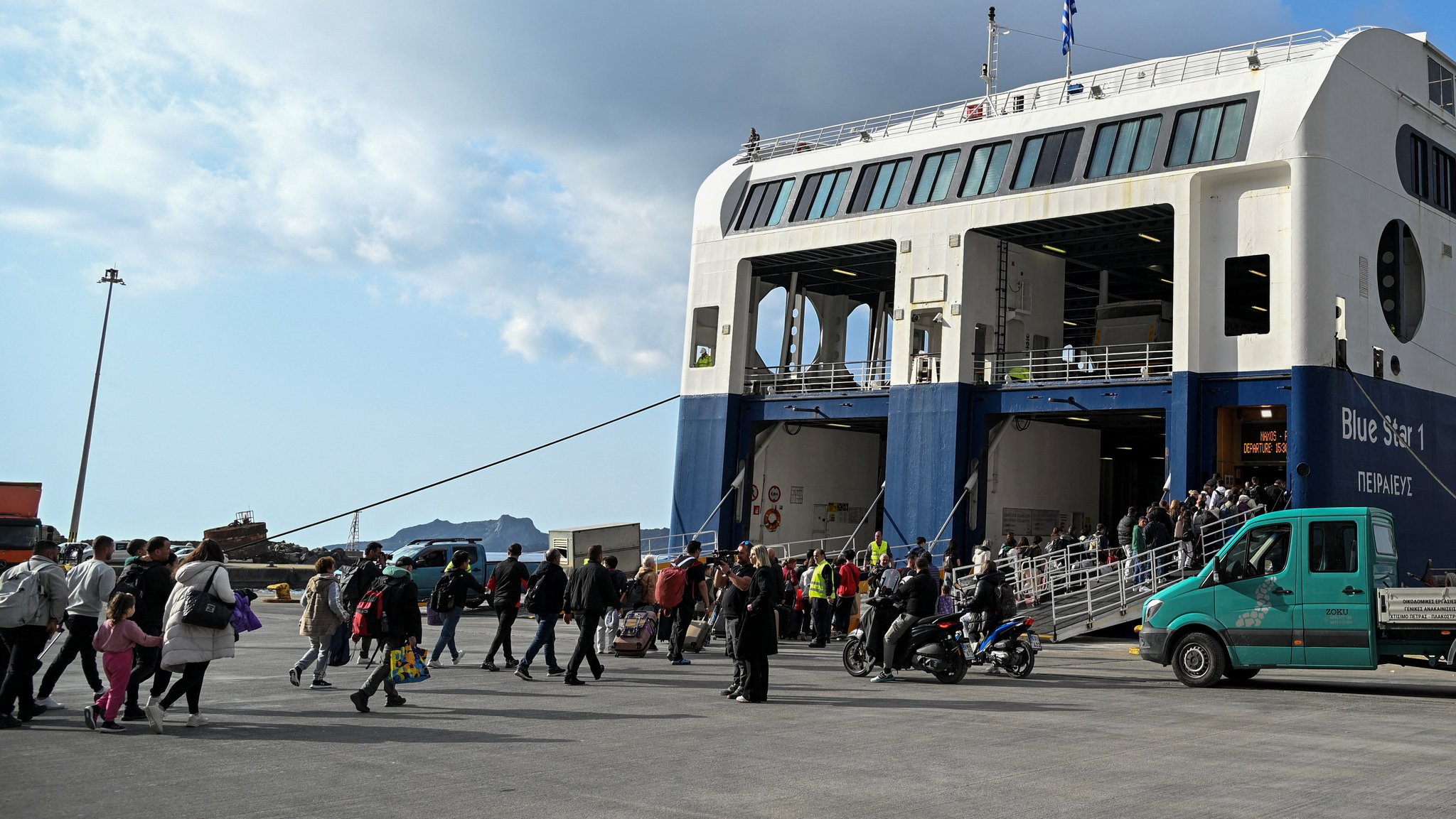 Mehrere tausend Bewohner von Santorini verließen sicherheitshalber die Insel.