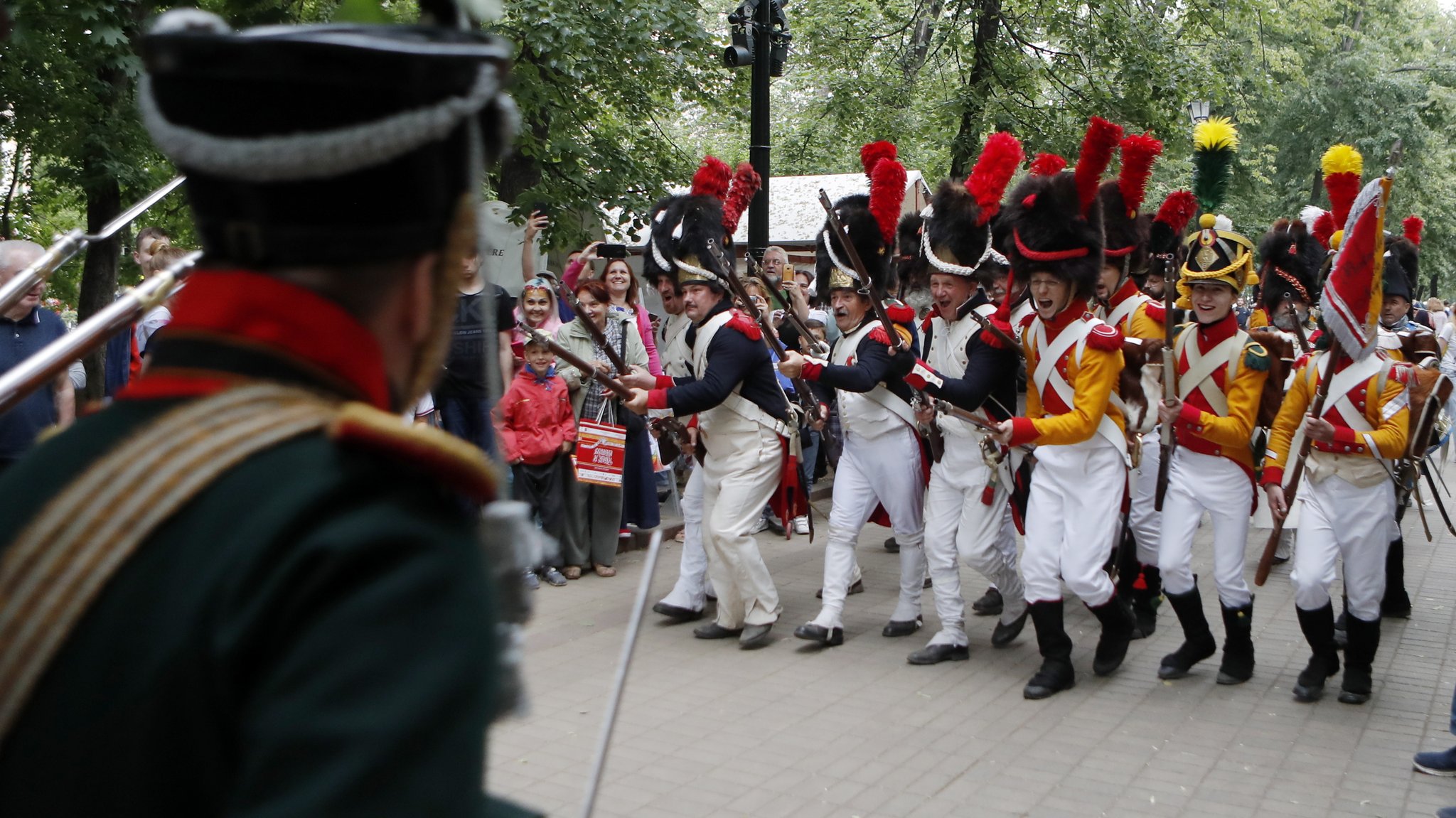 Soldaten in Uniformen von 1814 zücken die Musketen