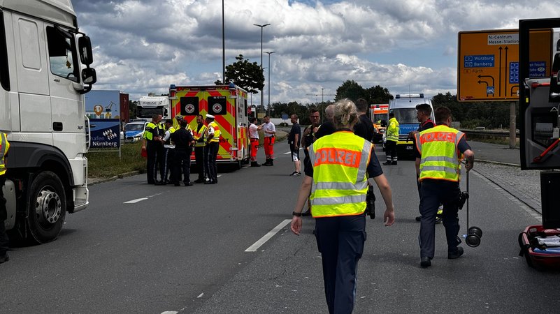 Unfallstelle mit Einsatzkräften. | Bild: News5 Unfallstelle mit Einsatzkräften.