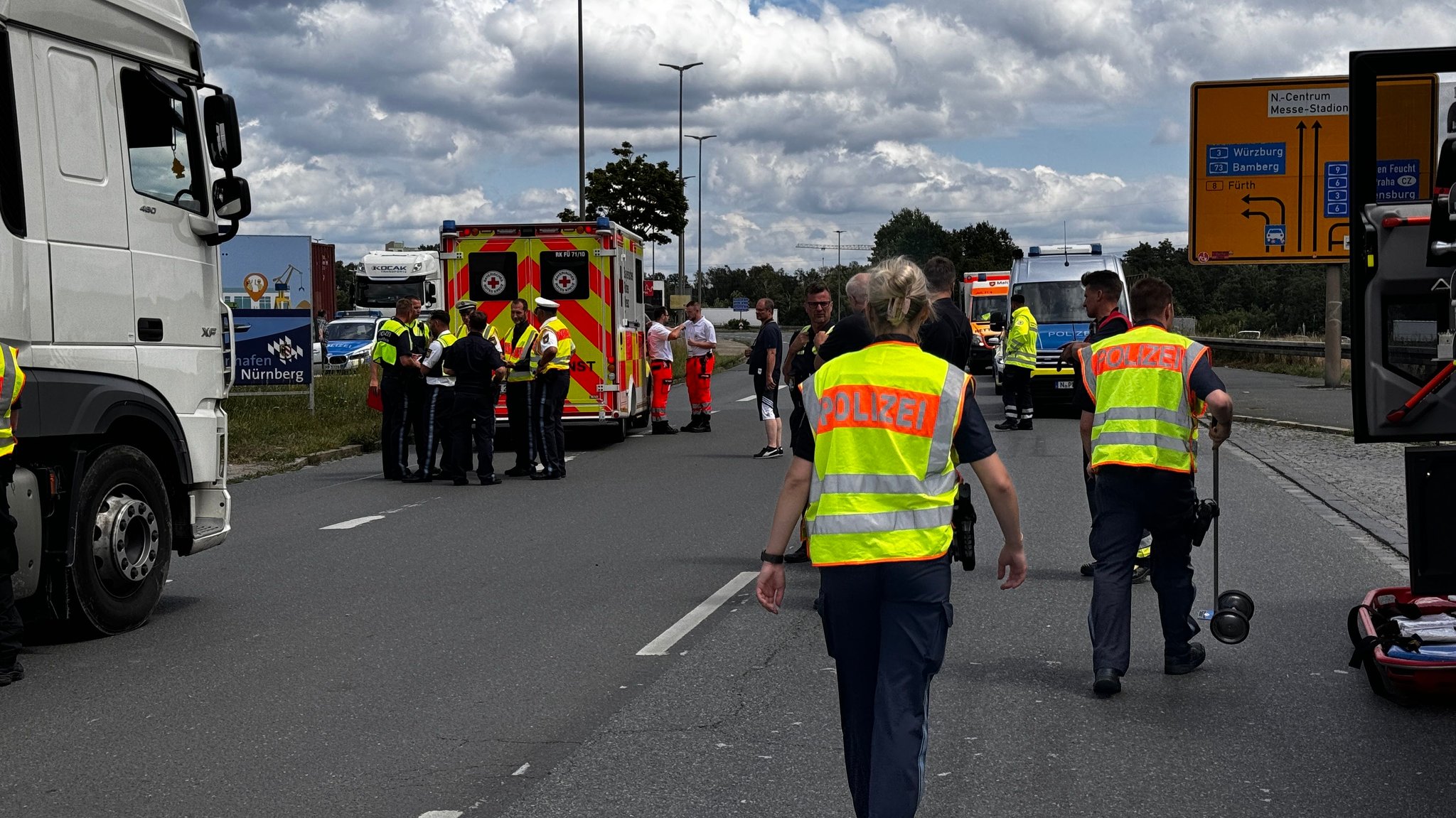 Unfallstelle mit Einsatzkräften.