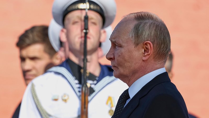 Wladimir Putin bei einer Militärzeremonie Mitte Juli. | Bild: dpa-Bildfunk/Alexander Kazakov Wladimir Putin bei einer Militärzeremonie Mitte Juli.
