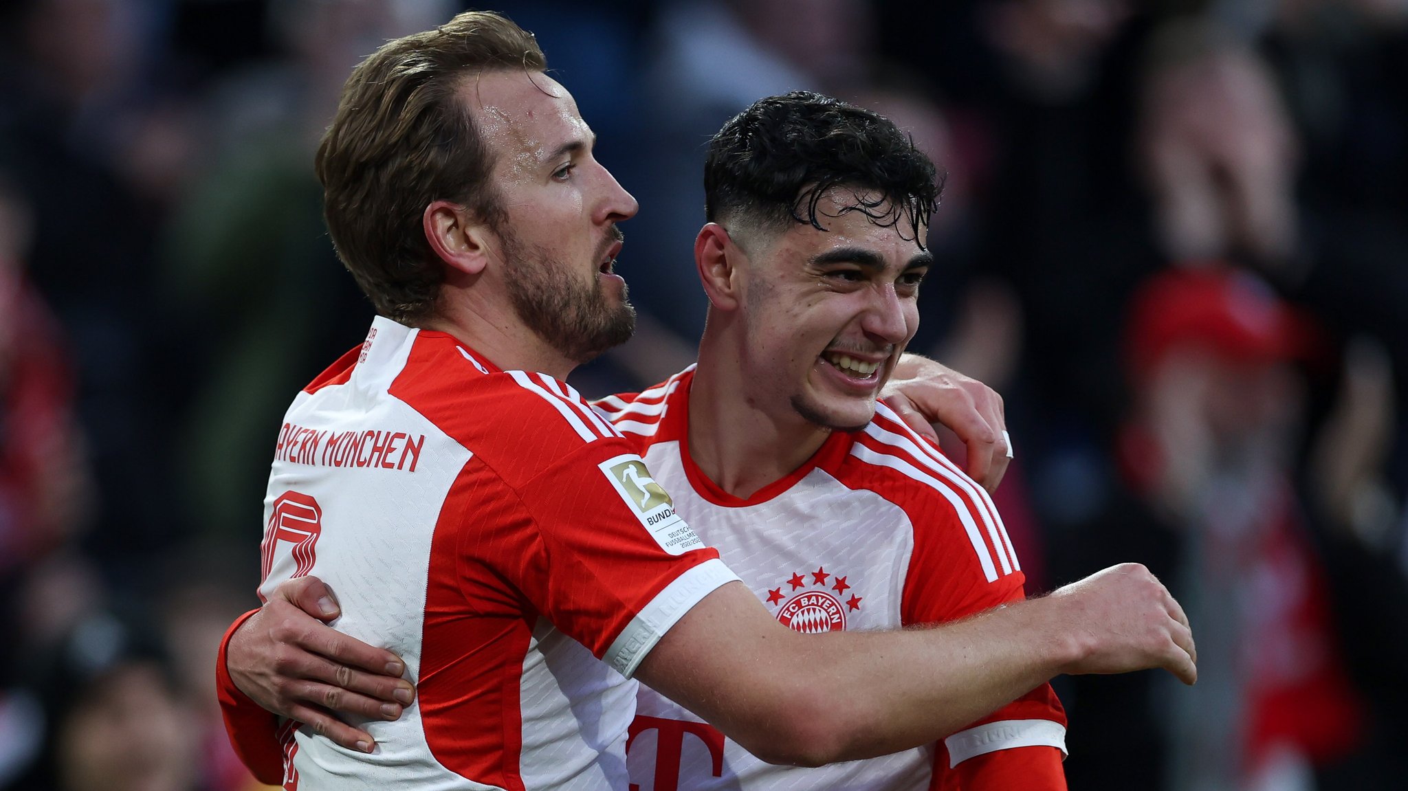 Harry Kane und Aleksandar Pavlovic (FC Bayern München)