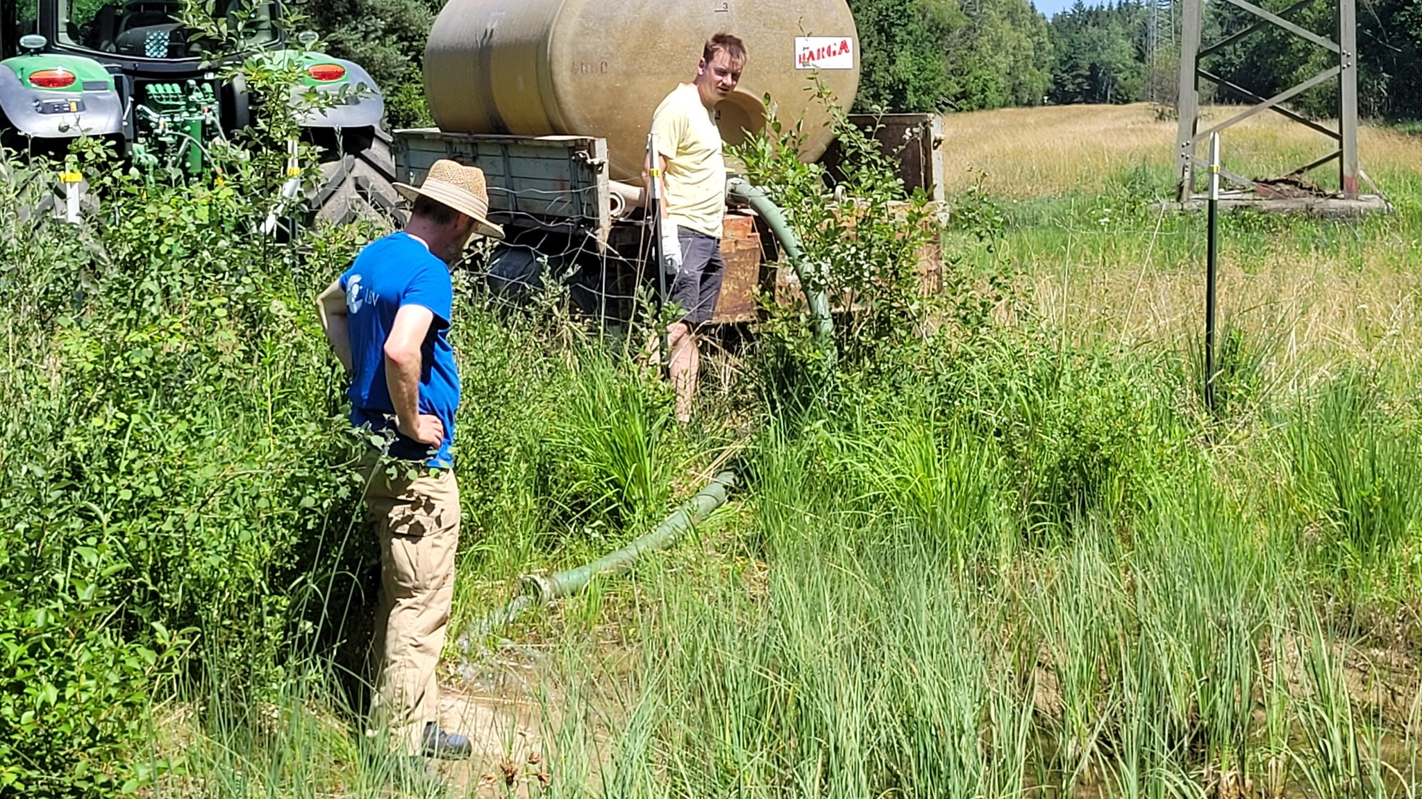 Wasserzufuhr für den Tümpel, bevor er austrocknet: Der LBV kooperiert im Großraum München mit Bauern, die mit Tankwagen - befüllt aus eigenen Brunnen - anrücken.