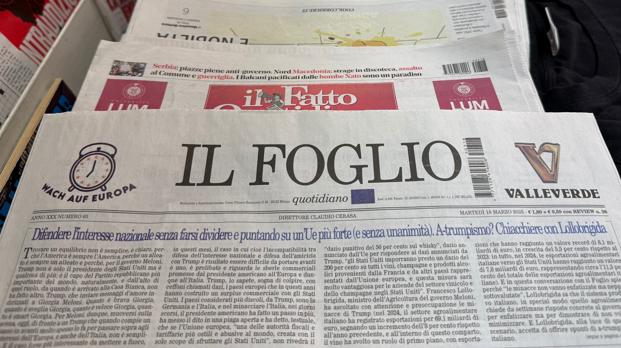 Die italienische Tageszeitung "Il Foglio" liegt an einem Kiosk aus. Ein Teil der Ausgabe wurde nur mit Künstlicher Intelligenz erstellt. | Bild: picture alliance/dpa | Christoph Sator Die italienische Tageszeitung "Il Foglio" liegt an einem Kiosk aus. Ein Teil der Ausgabe wurde nur mit Künstlicher Intelligenz erstellt.
