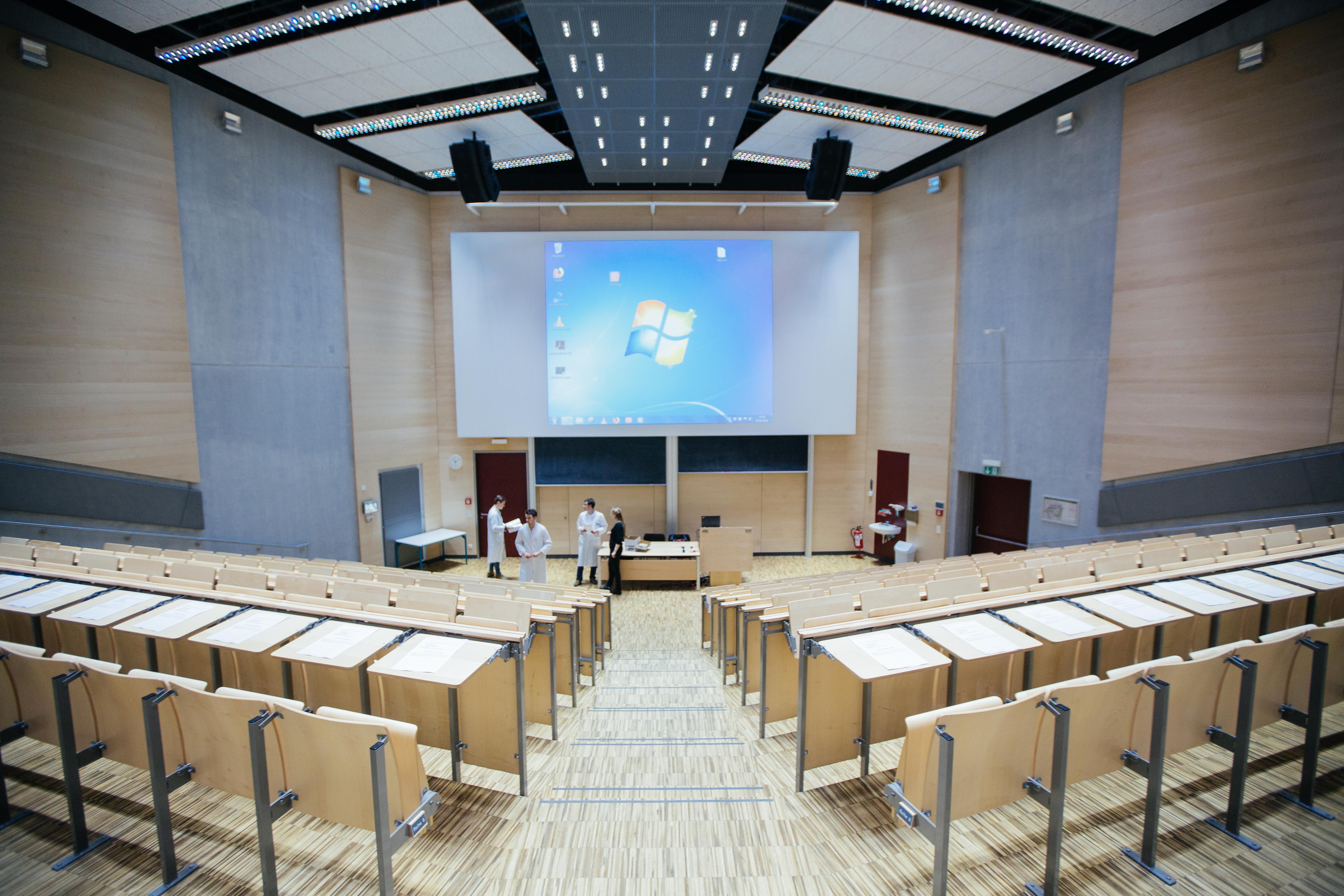 In einem Hörsaal wird eine Medizin-Vorlesung vorbereitet