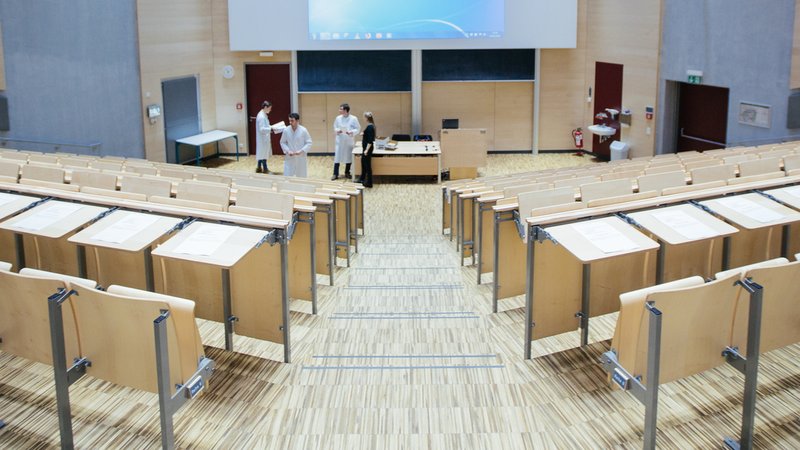 In einem Hörsaal wird eine Medizin-Vorlesung vorbereitet | Bild: BR/Julia Müller In einem Hörsaal wird eine Medizin-Vorlesung vorbereitet