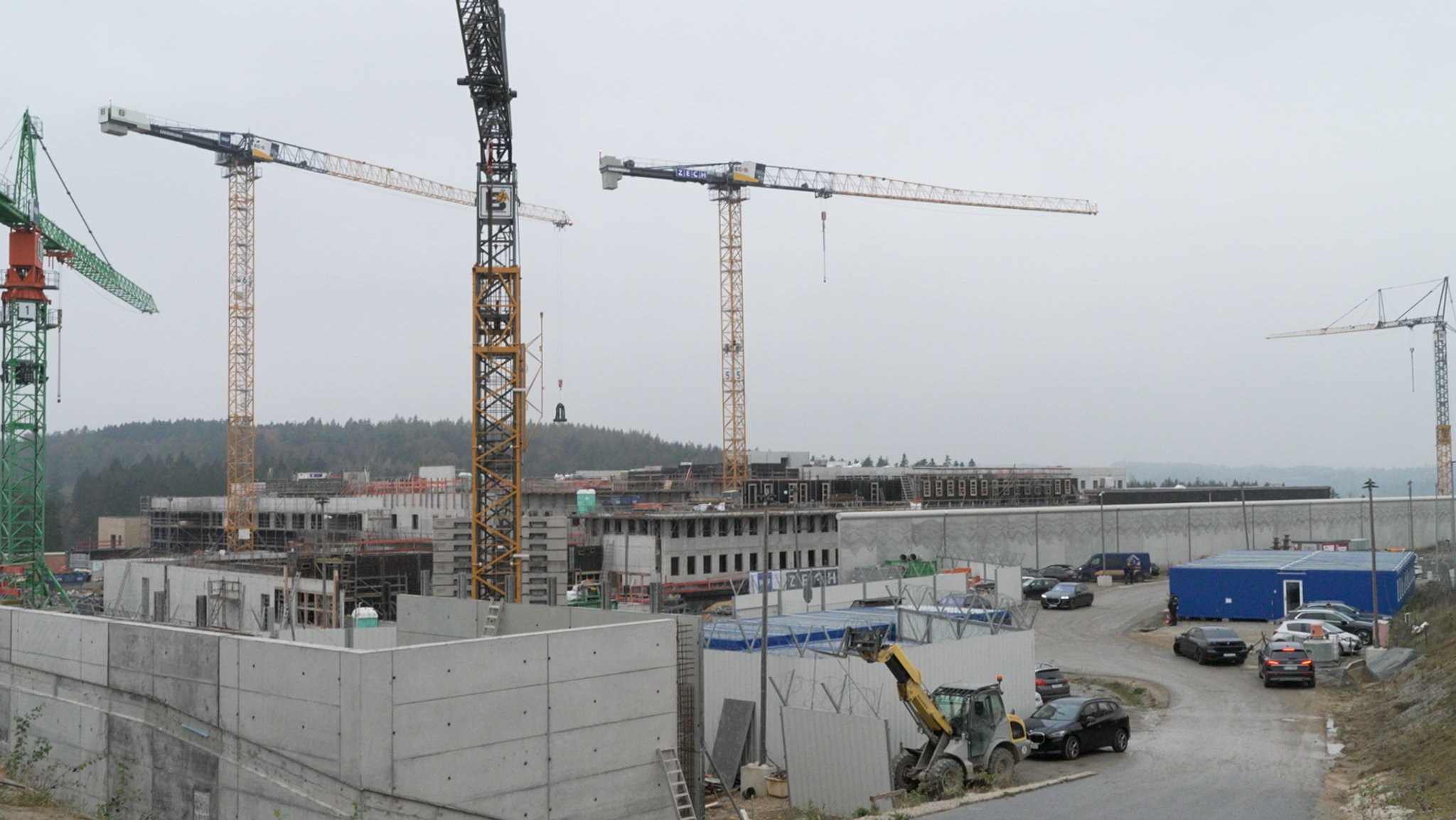 Die Baustelle für den "Super-Knast" von außen. 