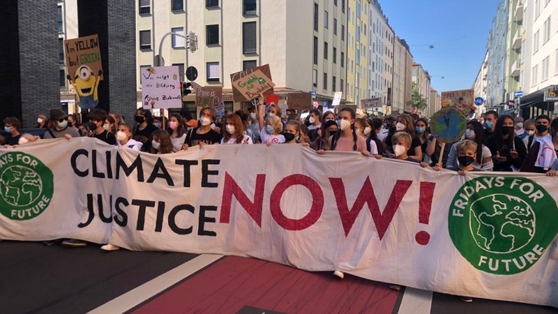 Mehr als 10.000 Menschen haben allein in München für mehr Klimaschutz protestiert. Die Veranstaltung verlief friedlich. 