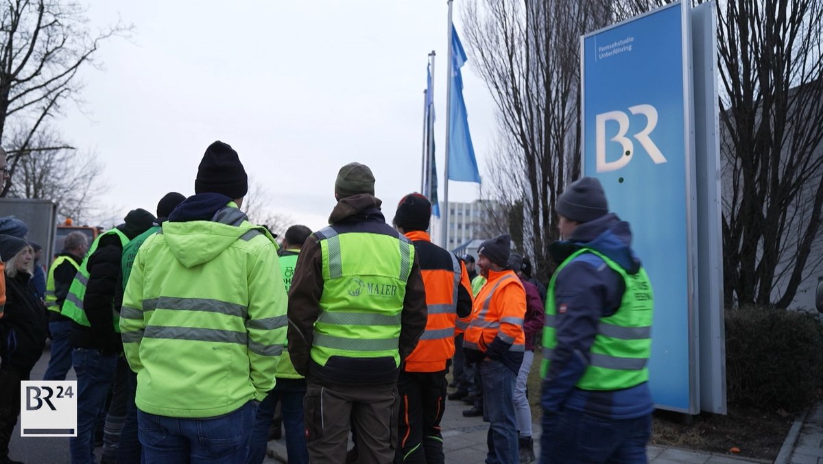 Auf dem Gelände des Bayerischen Rundfunks in Unterföhring haben heute früh 250 Menschen mit Lastwagen und Schleppern demonstriert.