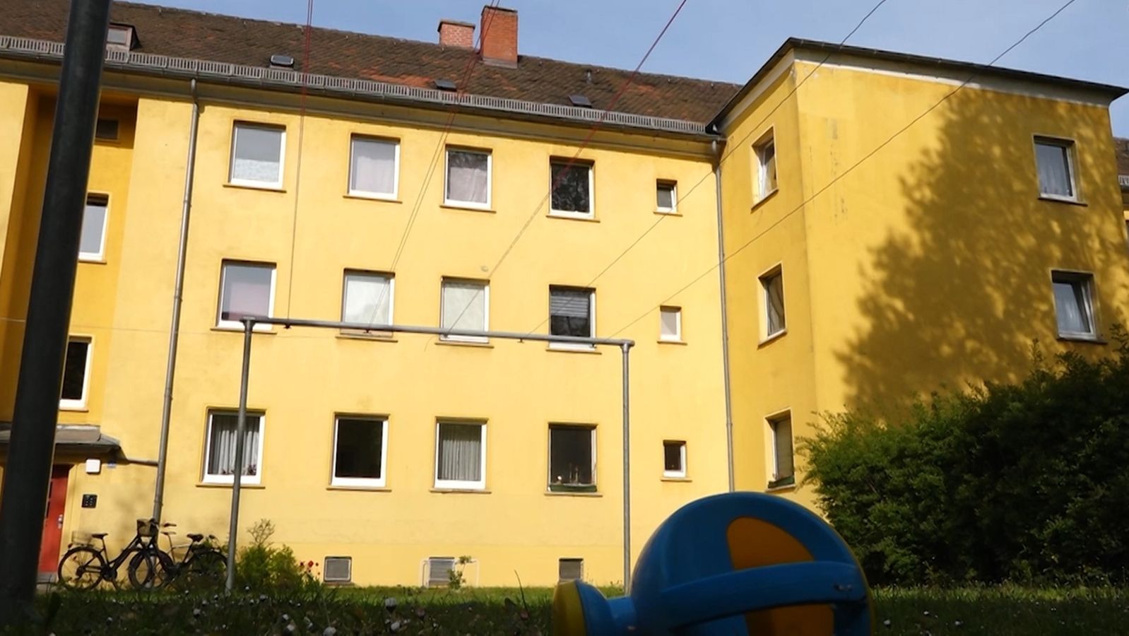 nach sturz aus fenster funfjahrige schwerverletzt aber stabil br24