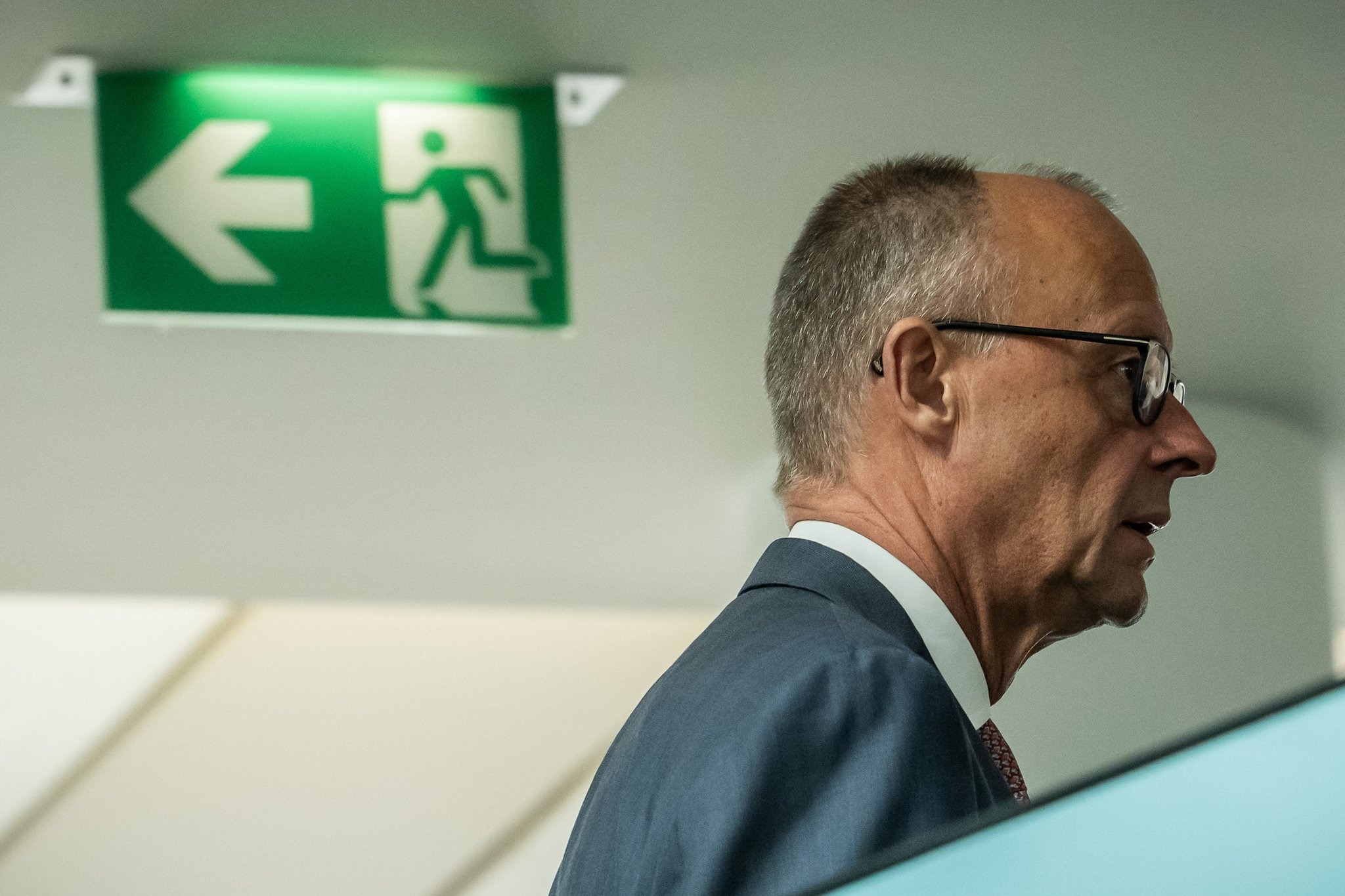 Bundeskanzler Friedrich Merz (CDU) geht nach den Landtagswahlen in Berlin und Mecklenburg-Vorpommern zur Sitzung des Bundesvorstands im Konrad-Adenauer-Haus, der Bundeszentrale der CDU.