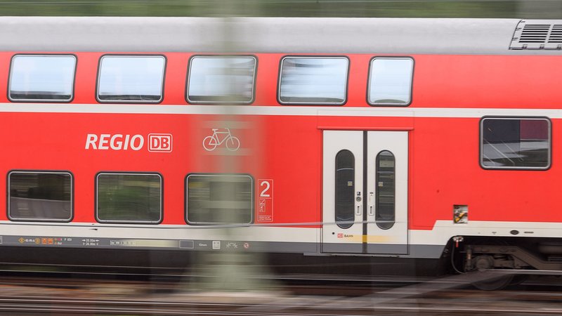 Regionalzug der Deutschen Bahn | Bild: dpa-Bildfunk/Sebastian Gollnow Regionalzug der Deutschen Bahn