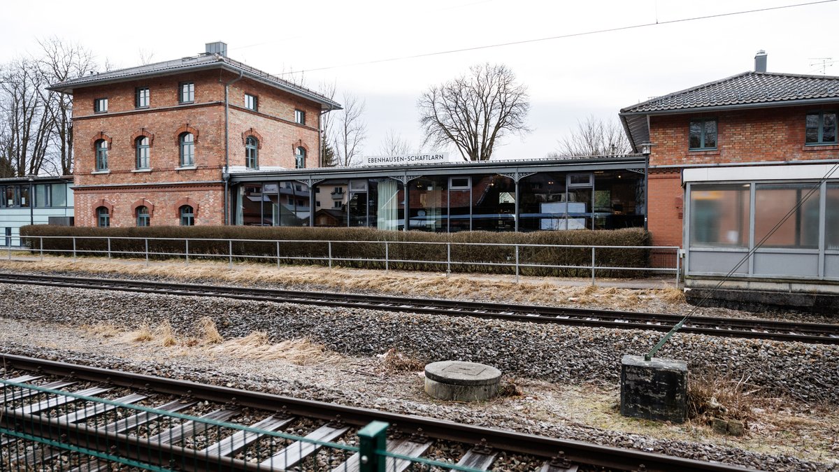 Geschlossene Schranke und Kopfhörer: Mann stirbt an Bahnübergang