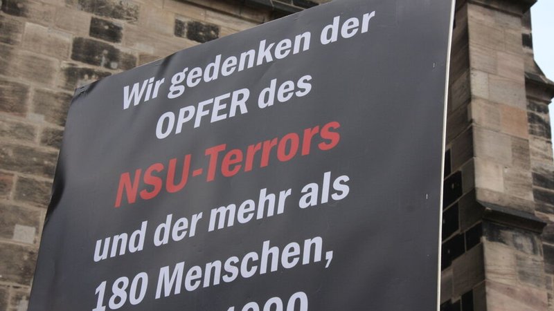 Gedenfeier für Opfer der NSU-Mordserie, vor der St. Lorenz Kirche in Nürnberg, 16.04.2013. | Bild: BR/Andreas Heinicke Gedenfeier für Opfer der NSU-Mordserie, vor der St. Lorenz Kirche in Nürnberg, 16.04.2013.