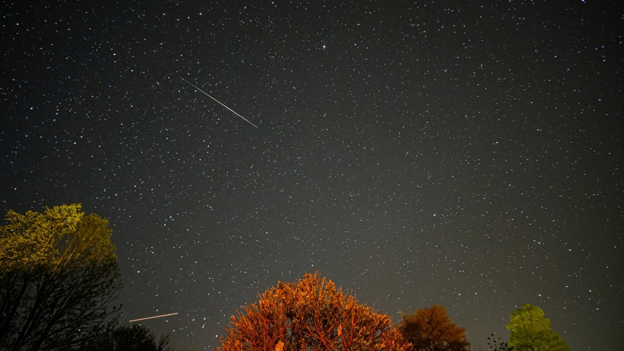 Sternenhimmel mit Sternschnuppen über Lenggries