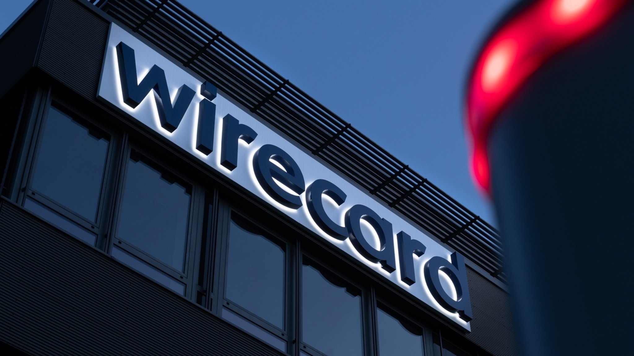 Der Schriftzug von Wirecard ist an der Firmenzentrale des Zahlungsdienstleisters in Aschbeim bei München zu sehen.